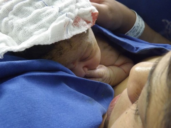 Keli e a pequena Manuella, em uma cesárea respeitosa, necessária devido a pressão com 41 semanas