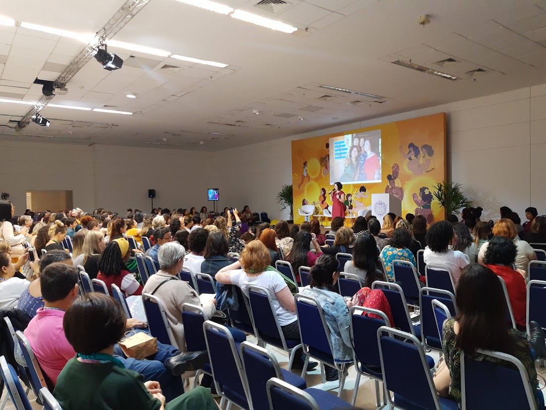 Plateia assistindo palestra de Gisele Leal